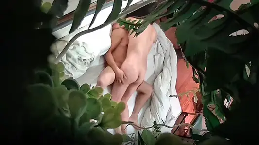 [Hotel Peeping] The Green Leaf Room of the Theme Hotel secretly photographed the uncle having a midnight snack and getting drunk. The tender sister opened the room and played with grass.