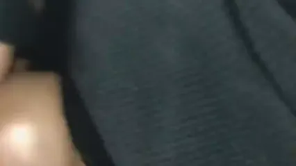 Plug in the innocent little sister's coquettish mouth, eat fingers, pubic hair thick black bright, 'lick quickly, eat in' obedient little bitch!