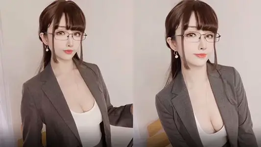 The eyes seduced by the little sister with glasses are enough to make you commit crimes.