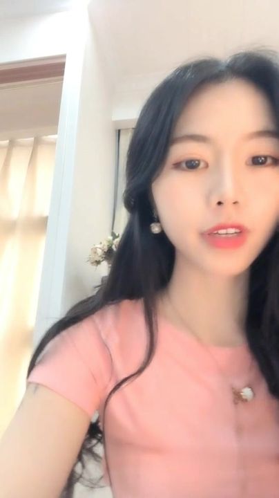 Beautiful woman ugly sunrise shake buttocks temptation charge show slim figure tilted buttocks swing very attractive close-up is very tempting don't miss it.