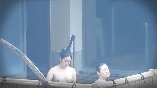 [Real Pat] The young girls who were stripped naked in the outdoor hot spring took a bath. There are several girls who have a tai chi figure.