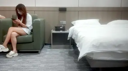 The 19-year-old innocent young sister was played with by the young man, and had a great time digging and inserting.