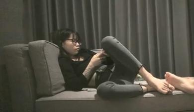 Fanhua has an appointment with a girl with tattooed glasses on her back.