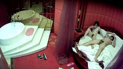 The wife of a beautiful family secretly has an affair with the unit leader.