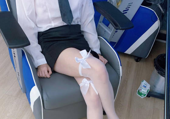 The Black and White Silk Temptation of Electric Competition Hotel