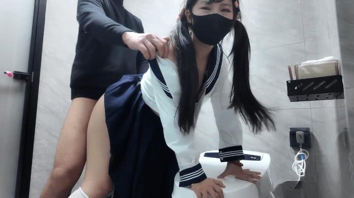 Ruoqing's small hole is about to be broken by her teacher.