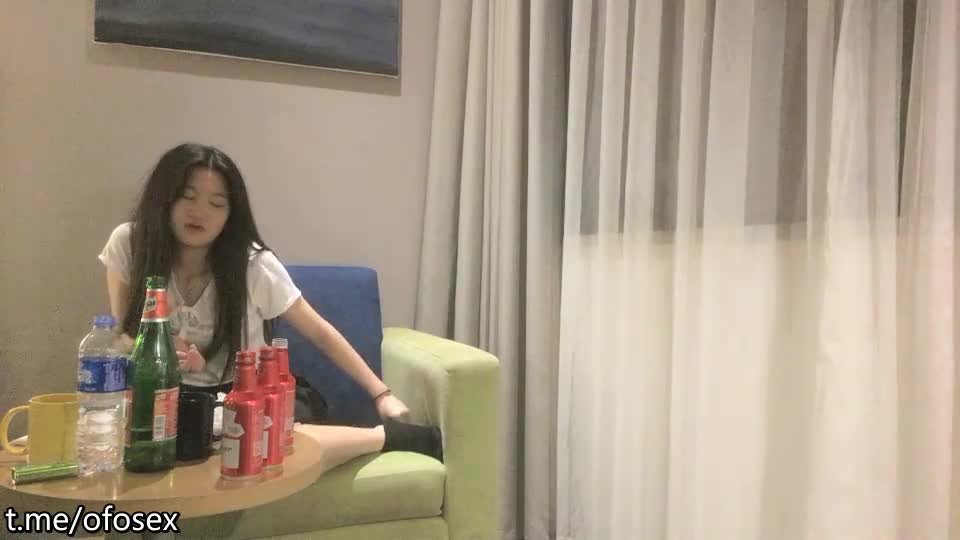 [#666 Green Hat Bai Piao] Liangjia's sister password room can always meet her brother-in-law paper, sweet short skirt sister, play games and drink, take off her underwear and rub milk