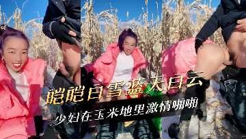 Young woman in the corn field passion