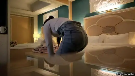 Senior single man in Beijing's wife swapping circle participated in the beautiful 25-year-old wife, little young woman, coquettish and charming to a erotic dance, the husband appreciated the slut was dry smile