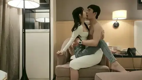 The 19-year-old pure tender sister flirted with each other passionately, knelt down and served with deep throat oral sex, rode in the upper position and thruted crazily, and shouted at her father at high tide. The sound and picture were out of sync!