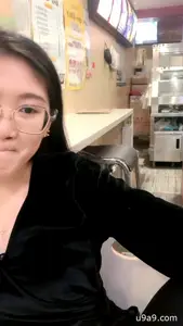 The wife of the fried chicken shop secretly opened the live broadcast late at night! Knead the dew point of SAO milk in the kitchen, take off your pants and break the wet cave. Let Wolf friends command to play with it and stimulate water spray!