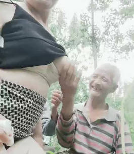 Yan Jie went to the countryside to seduce rural old men outdoors. She once found 3 colored old men 4P to drink Red Bull to supplement their strength.