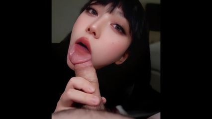 Don't be easily shot by my oral sex. When you kneel and lick your cock, you also ask your boyfriend if he can hold back. Who can resist this gentle blow?