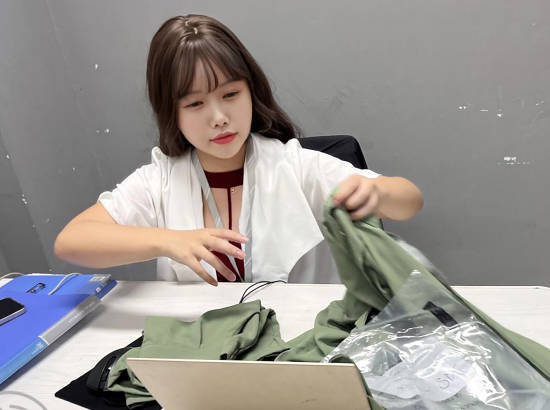 Put my aunt on the ground as a dog.