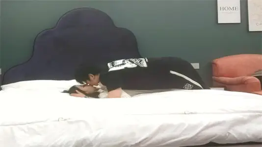 Nenmei's door-to-door service students pretend to be lewd and provocative, tear black silk and play with pink abalone