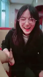 Liu xjuan, a whore from Guizhou normal university, was shot internally by her boyfriend while opening a room with her homework book.