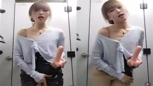 The pork shreds are high-heeled, slim and poor-breasted, the female public toilet is exposed! Obscene call Liao Sao dildo burst chrysanthemum masturbation, Sao cave water tempts crime