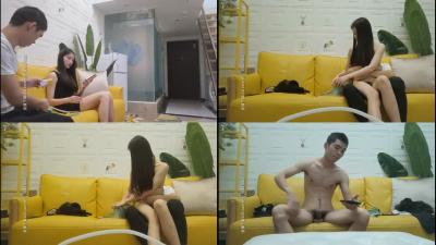 The real shot of the black silk long-legged younger sister kneeling in front of the camera, licking the cave, riding, shaking her buttocks, and then entering and standing fiercely