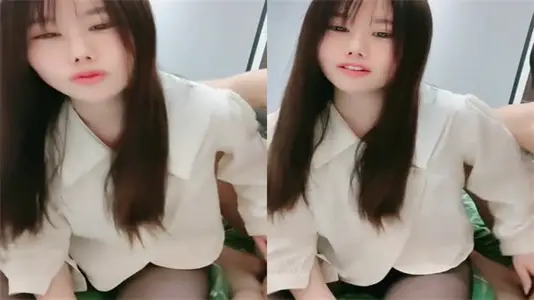 Black silk fat buttocks beautiful girl let wolf friends dig hole burst exercise, tender hole was played to climax spray water